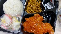 Ada paket nasi dengan lauk chicken katsu. Chicken katsunya tipis, tapi rasanya enak dengan bumbu asam manis dan wijen. Juga ada kondimen mie gorengnya. Foto: detikcom/Riska Fitria