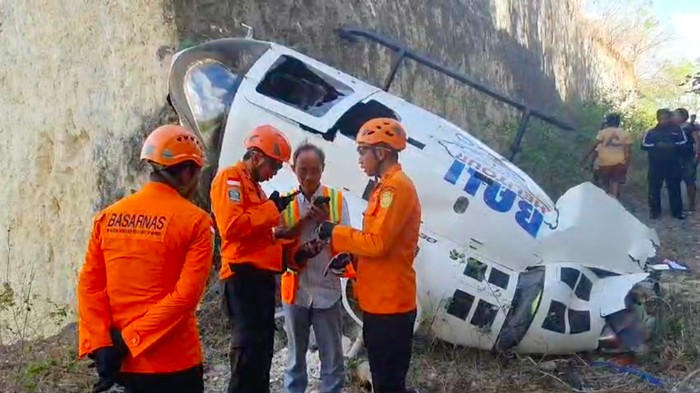 Satu unit helikopter berisi 5 orang jatuh di Suluban, Desa Pecatu, Kecamatan Kuta Selatan, Kabupaten Badung, Bali. (dok Basarnas)