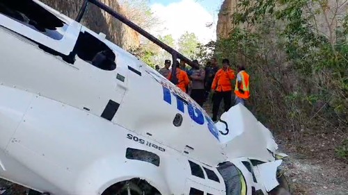 Satu unit helikopter berisi 5 orang jatuh di Suluban, Desa Pecatu, Kecamatan Kuta Selatan, Kabupaten Badung, Bali. (dok Basarnas)