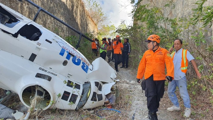 Satu unit helikopter jatuh di Suluban, Desa Pecatu, Kecamatan Kuta Selatan, Kabupaten Badung, Bali. Heli tersebut mengangkut 5 penumpang. (dok Basarnas)