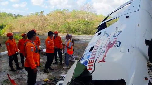 Satu unit helikopter jatuh di Suluban, Desa Pecatu, Kecamatan Kuta Selatan, Kabupaten Badung, Bali. Heli tersebut mengangkut 5 penumpang. (dok Basarnas)