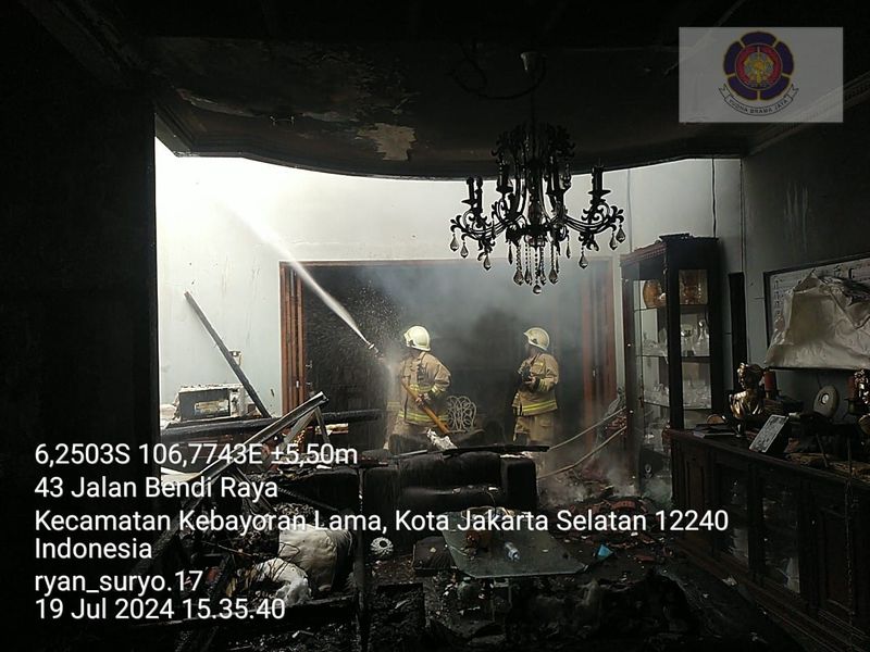 Satu unit rumah di Kebayoran, Jakarta Selatan (Jaksel), dilanda kebakaran. Kebakaran diduga disebabkan korsleting listrik. (dok IG @humasjakfire)