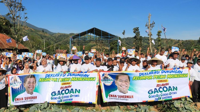 Sejumlah petani Majalengka bergabung dengan Relawan Generasi Cerdas, Optimis Eman Suherman (Gacoan) untuk dukung Eman Suherman di Pilbup Majalengka. (dok Istimewa)