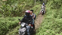 Guru SD Negeri 3 Panaragan mengantarkan siswa pulang sekolah menggunakan motor di Desa Panaragan, Kecamatan Cikoneng, Kabupaten Ciamis, Jawa Barat, Jumat (19/7/2024).   