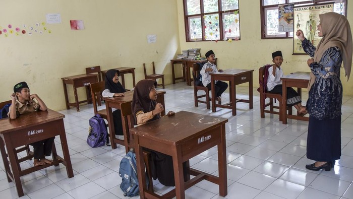 Siswa kelas III dan IV mengikuti kegiatan belajar mengajar di SD Negeri 3 Panaragan, Desa Panaragan, Kecamatan Cikoneng, Kabupaten Ciamis, Jawa Barat, Jumat (19/7/2024). Sekolah tersebut kekurangan siswa akibat akses jalan menuju sekolah rusak dan hanya memiliki 40 siswa dari kelas 1-VI, di antaranya murid kelas III sebanyak tiga orang, kelas IV dua orang dan peserta didik baru atau kelas satu 10 orang dengan total tenaga pendidik delapan guru. ANTARA FOTO/Adeng Bustomi/Spt.