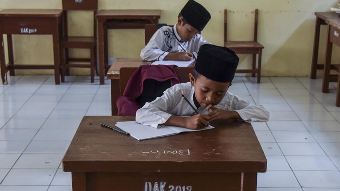 Siswa kelas III dan IV mengikuti kegiatan belajar mengajar di SD Negeri 3 Panaragan, Desa Panaragan, Kecamatan Cikoneng, Kabupaten Ciamis, Jawa Barat, Jumat (19/7/2024). Sekolah tersebut kekurangan siswa akibat akses jalan menuju sekolah rusak dan hanya memiliki 40 siswa dari kelas 1-VI, di antaranya murid kelas III sebanyak tiga orang, kelas IV dua orang dan peserta didik baru atau kelas satu 10 orang dengan total tenaga pendidik delapan guru. ANTARA FOTO/Adeng Bustomi/Spt.