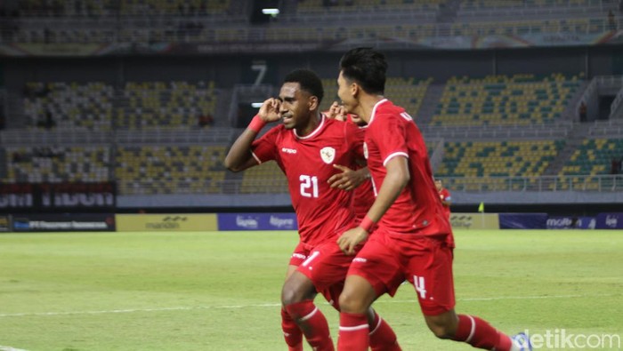 Selebrasi Muhammad Iqbal Gwijangge usia mencetak gol ke gawang Filipina