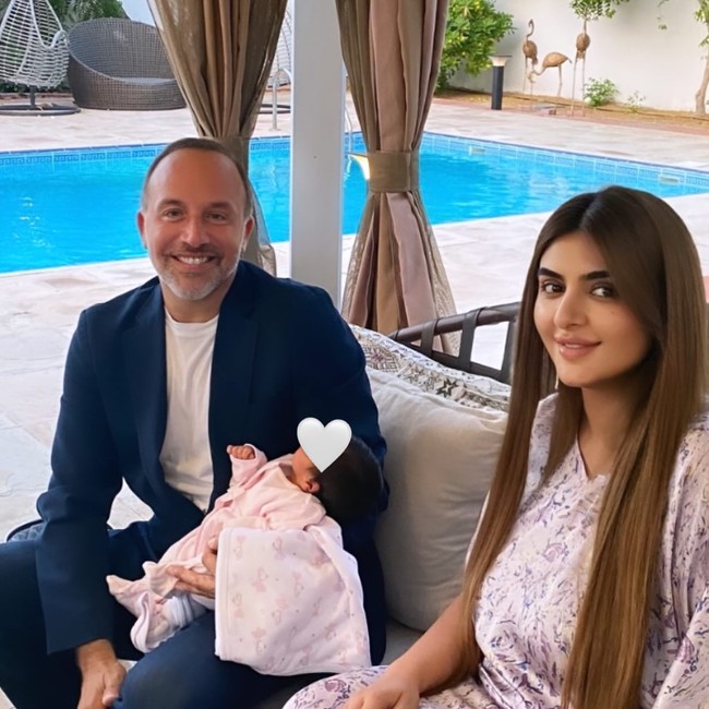 Putri dari wakil presiden sekaligus perdana menteri Uni Emirat Arab tersebut juga baru saja melahirkan putri anak pertama mereka dua bulan lalu. Foto: Instagram @hhshmahra