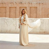 Suami tersayang, karena kamu sibuk bersama yang lain, aku di sini mengumumkan perceraian kami. Aku menceraikanmu, aku menceraikanmu, aku menceraikanmu. Selamat tinggal, mantan istrimu, tulisnya. Foto: Instagram @hhshmahra