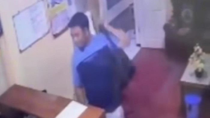 Sosok terduga pelaku penggelapan sepeda motor yang tertangkap kamera CCTV di Hotel Primitif Toyan, Wates, Kulon Progo, Kamis (19/7).