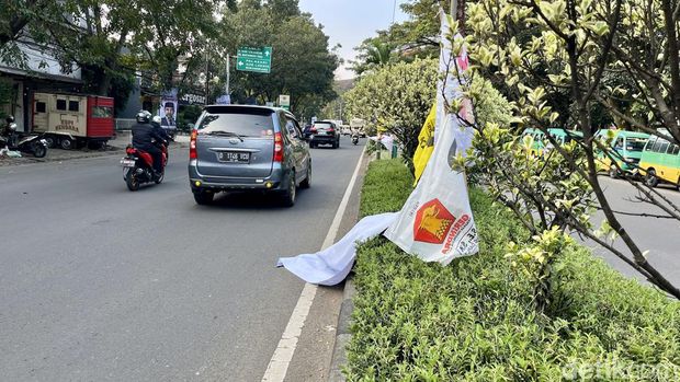 Spanduk dan bendera partai kotori median jalan di Kota Bandung.