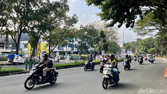 Spanduk dan bendera partai kotori median jalan di Kota Bandung.