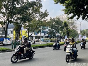 Duh! Spanduk Calon hingga Bendera Parpol Invasi Median Jalan Bandung