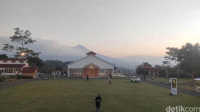 Suasana di kafe Garland Barnville Garut.