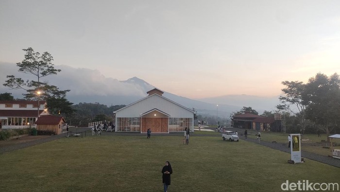 Suasana di kafe Garland Barnville Garut.