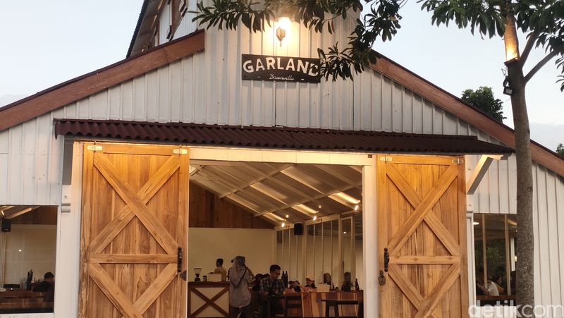 Suasana di kafe Garland Barnville Garut.