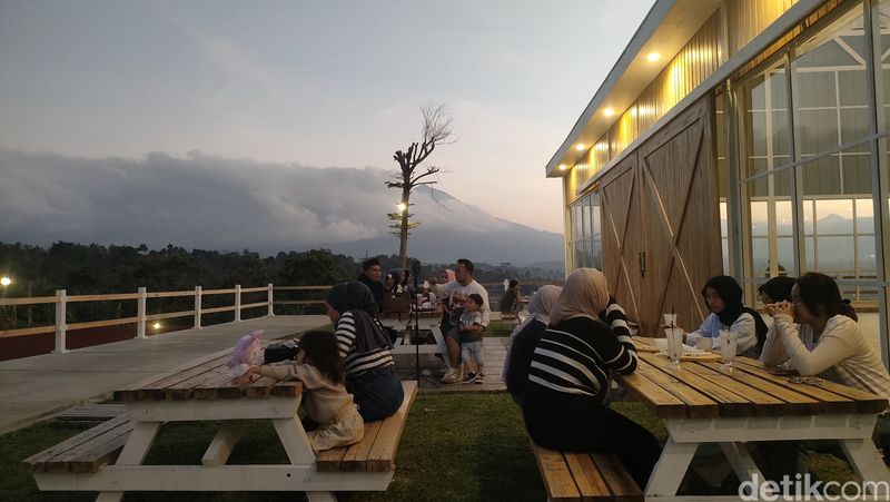 Suasana di kafe Garland Barnville Garut.