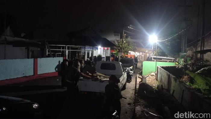Suasana di RW 07 Kelurahan Cipawitra Kecamatan Mangkubumi Kota Tasikmalaya usai aksi perusakan baligo Bacawalkot., Kamis (18/7/2024) malam.
