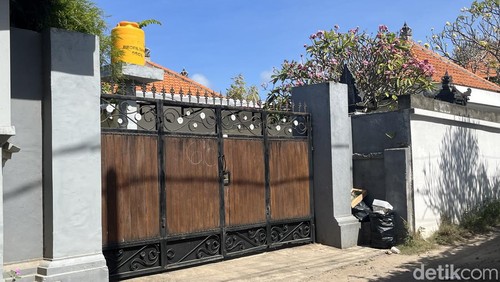 Suasana kediaman aktris Jennifer Coppen di bilangan Sanur, Denpasar, Bali, seusai kepergian suaminya, Yitta Dali Wassink, Jumat (19/7/2024). (Ida Bagus Putu Mahendra/detikBali)