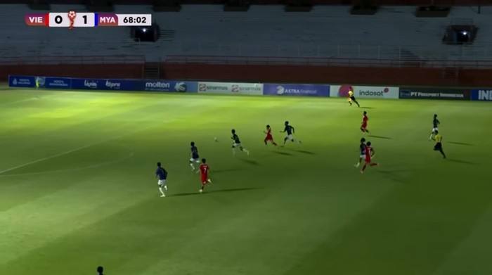 Suasana penerangan di Stadion Gelora 10 November Surabaya kurang terang saat laga Vietnam vs Myanmar