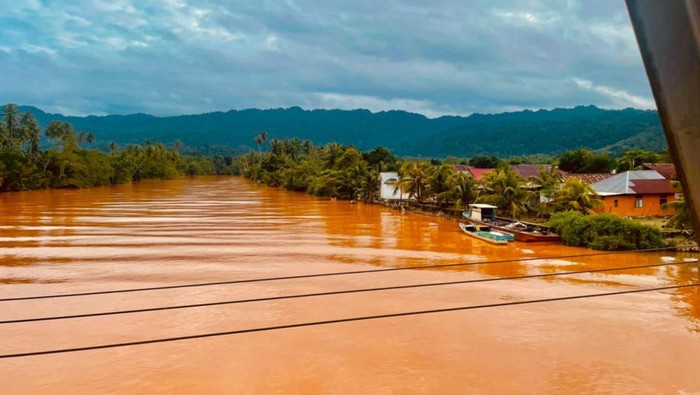 Sungai Sagea di Kabupaten Halmahera Tengah (Halteng), Maluku Utara, berubah warna menjadi keruh kecokelatan diduga akibat aktivitas tambang.