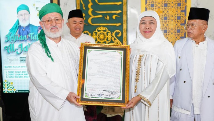 Syaikh Fadhil, cucu Syaikh Abdul Qadir Al Jailani bersama Khofifah Indar Parawansa di Masjid Al Akbar.