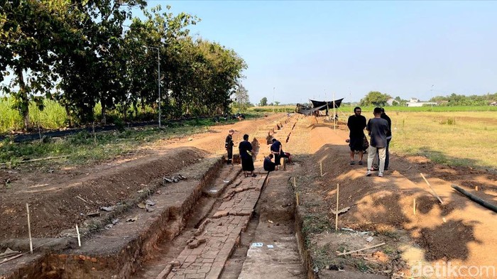 Temuan Pagar Kuno Ungkap Luas Candi Bhre Kahuripan di Mojokerto Temuan Pagar Kuno Ungkap Luas Candi Bhre Kahuripan di Mojokerto
