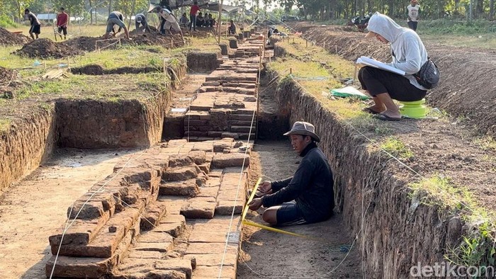 Temuan Pagar Kuno Ungkap Luas Candi Bhre Kahuripan di Mojokerto Temuan Pagar Kuno Ungkap Luas Candi Bhre Kahuripan di Mojokerto