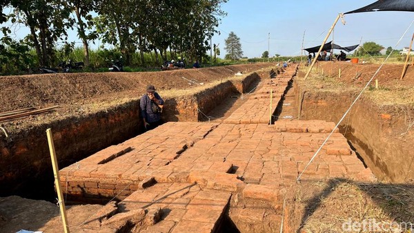 Penampakan Temuan Pagar Kuno di Candi Bhre Kahuripan Mojokerto