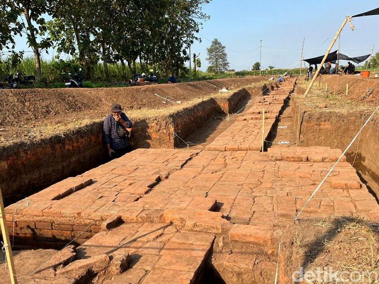 Penampakan Temuan Pagar Kuno di Candi Bhre Kahuripan Mojokerto