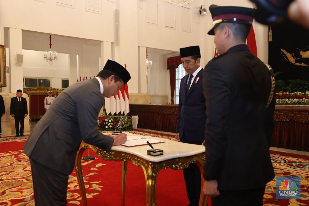 Thomas Djiwandono (Anggota Gugus Tugas Sinkronisasi Prabowo-Gibran) sebagai Wakil Menteri Keuangan II saat Pelantikan berlangsung di Istana Kepresidenan, Jakarta, Kamis (18/7/2024). (CNBC Indonesia/Tri Susilo)