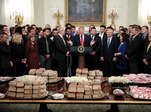 TikToker Nekat Seharian Tiru Pola Makan Donald Trump