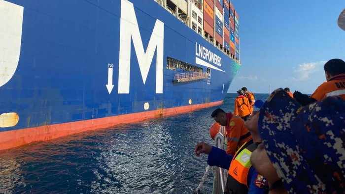 Tim Basarnas Medan mengevakuasi nelayan Sri Lanka yang jarinya putus dari kapal kontainer di selat Malaka. (Dok Basarnas Medan)