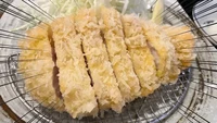 Wah, White Tonkatsu benar-benar berwarna agak putih dibanding tonkatsu pada umumnya. Tepung yang membalutnya juga cenderung lebih pucat. Foto: Sora News 24
