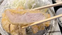 Dagingnya berwarna putih pucat, tapi reporter Sora News 24 yang mencicipi bilang rasanya tetap enak. Staf restoran juga meyakinkan jika ada warna pink, daging itu tetap aman dimakan karena dimasak dengan suhu rendah. Foto: Sora News 24