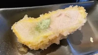 Konon tekstur tonkatsu putih lebih lembut dan lumer. Mengunyahnya juga lebih nyaman karena kerenyahan serpihan tepungnya tak terjejak. Foto: Sora News 24