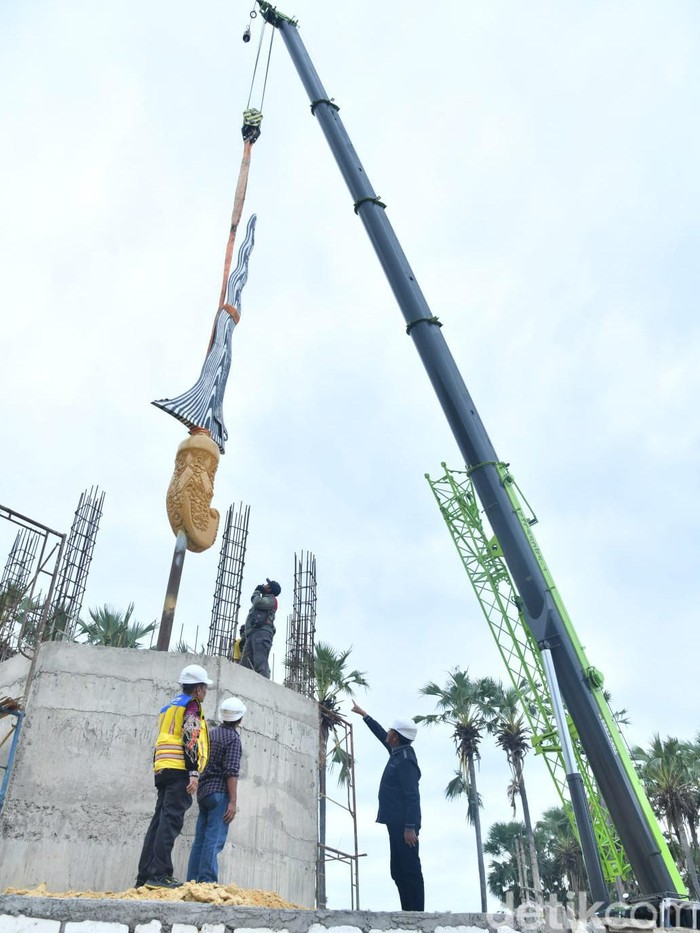 Tugu keris Sumenep dalam proses pengerjaan.