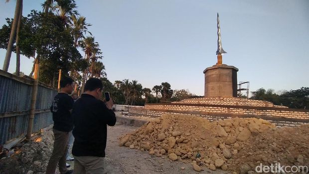 Tugu keris Sumenep dalam proses pengerjaan.