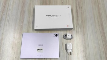 Saat dibuka, inilah Huawei MatePad 11.5 S yang warna Violet. Tablet ini cukup simpel namun elegan. Ia juga ringan dan berbodi tipis dengan ukuran 261 x 177,3 mm, ketebalan 6,35 mm dan bobot 515 gram. Tersedia kabel charger. Foto: Rizqy Nur Amalia/detikINET