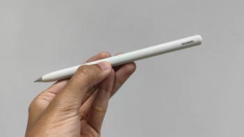 Stylus pen Huawei M-Pencil 3rd Gen yang punya pressure sensing level di angka 10.000. Dibandingkan stylus lain, angkanya masih berkisar di 4.000-an. Pengalaman menulis catatan juga makin menarik karena tulis tangannya benar-benar seperti tulisan pulpen di atas kertas, membuatnya terasa lebih personal. Foto: Rizqy Nur Amalia/detikINET