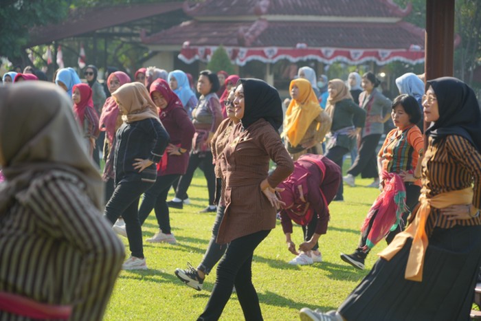Unik! Puluhan Ibu-ibu Klaten Senam Pakai Lurik
