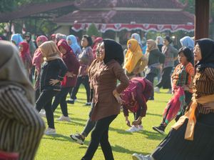 Unik! Puluhan Ibu-ibu di Klaten Senam Pakai Lurik