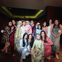 Dari unggahan yang dibagikan terlihat pesta perayaan ulang tahun Ussy itu meriah dihadiri banyak sahabatnya.  Foto: Instagram/@ussypratama