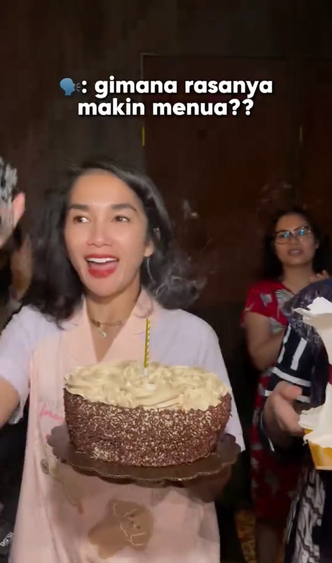 Mendapat kejutaan kue ulang tahun dari para sahabatnya, Ussy tampak begitu bahagia. Ia tak berhenti memamerkan ekspresi bahagianya tersebut. Foto: Instagram/@ussypratama