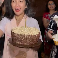 Mendapat kejutaan kue ulang tahun dari para sahabatnya, Ussy tampak begitu bahagia. Ia tak berhenti memamerkan ekspresi bahagianya tersebut. Foto: Instagram/@ussypratama