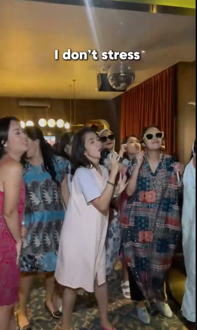 Ussy juga terlihat asik karaoke dan berjoget bersama para sahabatnya. Ibu 5 orang anak itu tampil bak ABG di perayaan ultahnya. Foto: Instagram/@ussypratama