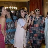 Ussy juga terlihat asik karaoke dan berjoget bersama para sahabatnya. Ibu 5 orang anak itu tampil bak ABG di perayaan ultahnya. Foto: Instagram/@ussypratama