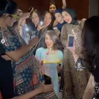 Ia dan para sahabat juga asik membuat konten video. Terlihat Ussy yang membawa kue ultah berada di tengah-tengah, dikerubungi oleh para sahabatnya. Foto: Instagram/@ussypratama
