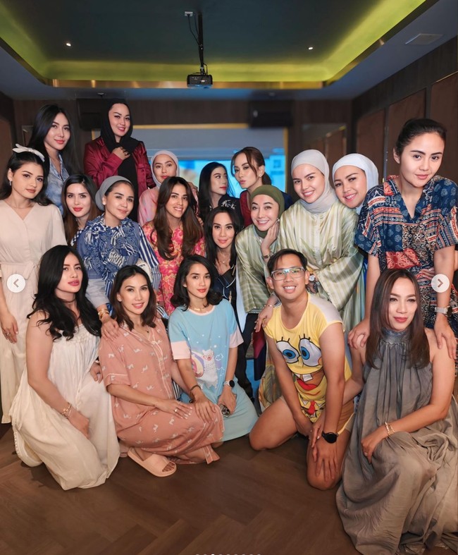 Ussy Sulistiawaty baru saja berulang tahun yang ke-43. Di hari ulang tahunnya itu ia mengadakan pesta daster bersama para sahabatnya. Momen perayaan ulang tahun itu kemudian dibagikannya ke akun Instagram pribadi. Foto: Instagram/@ussypratama