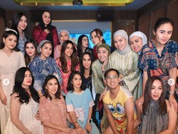 7 Foto Perayaan Ultah ke-43 Ussy Sulistiawaty, Pesta Sambil Pakai Daster